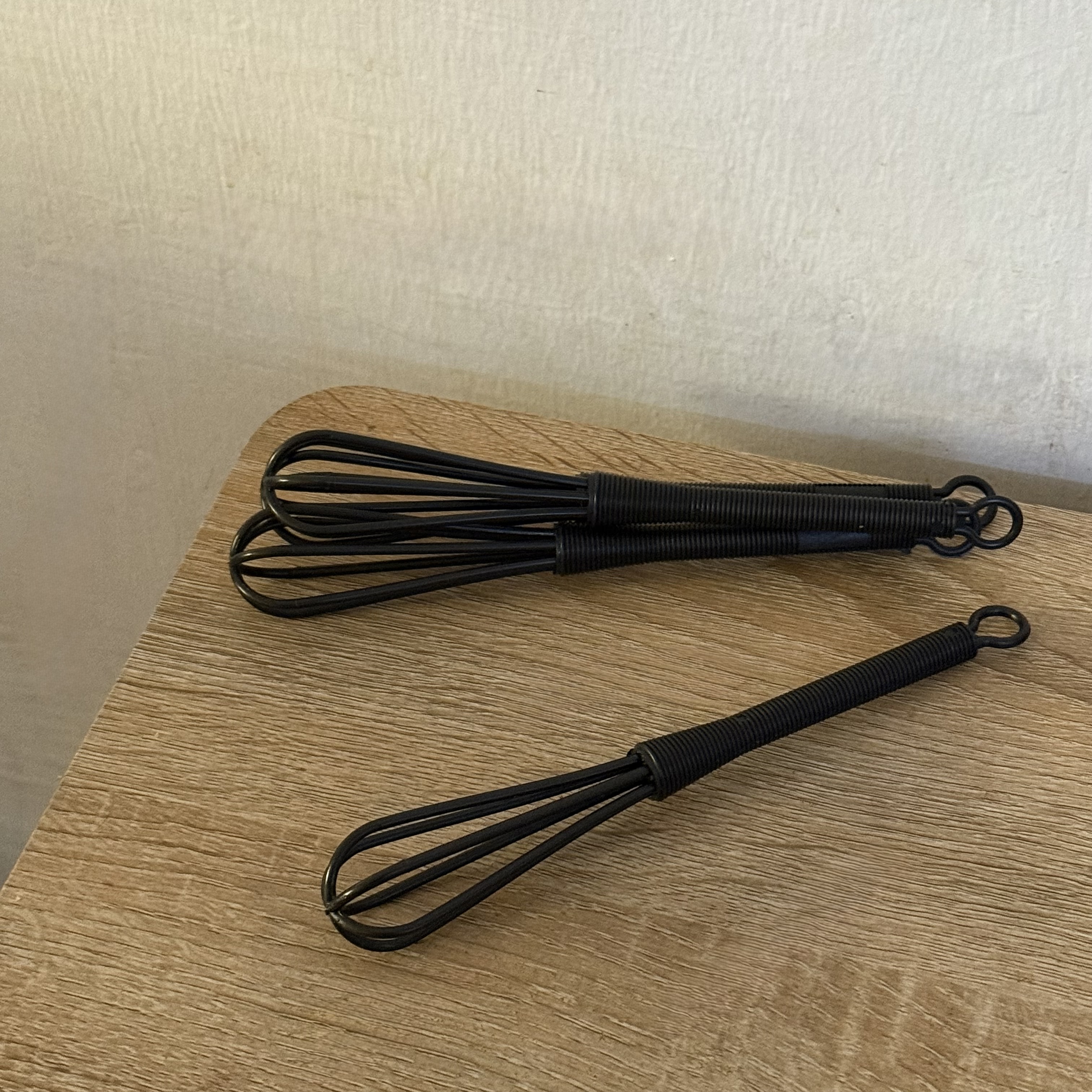 مضرب بلاستك أسود