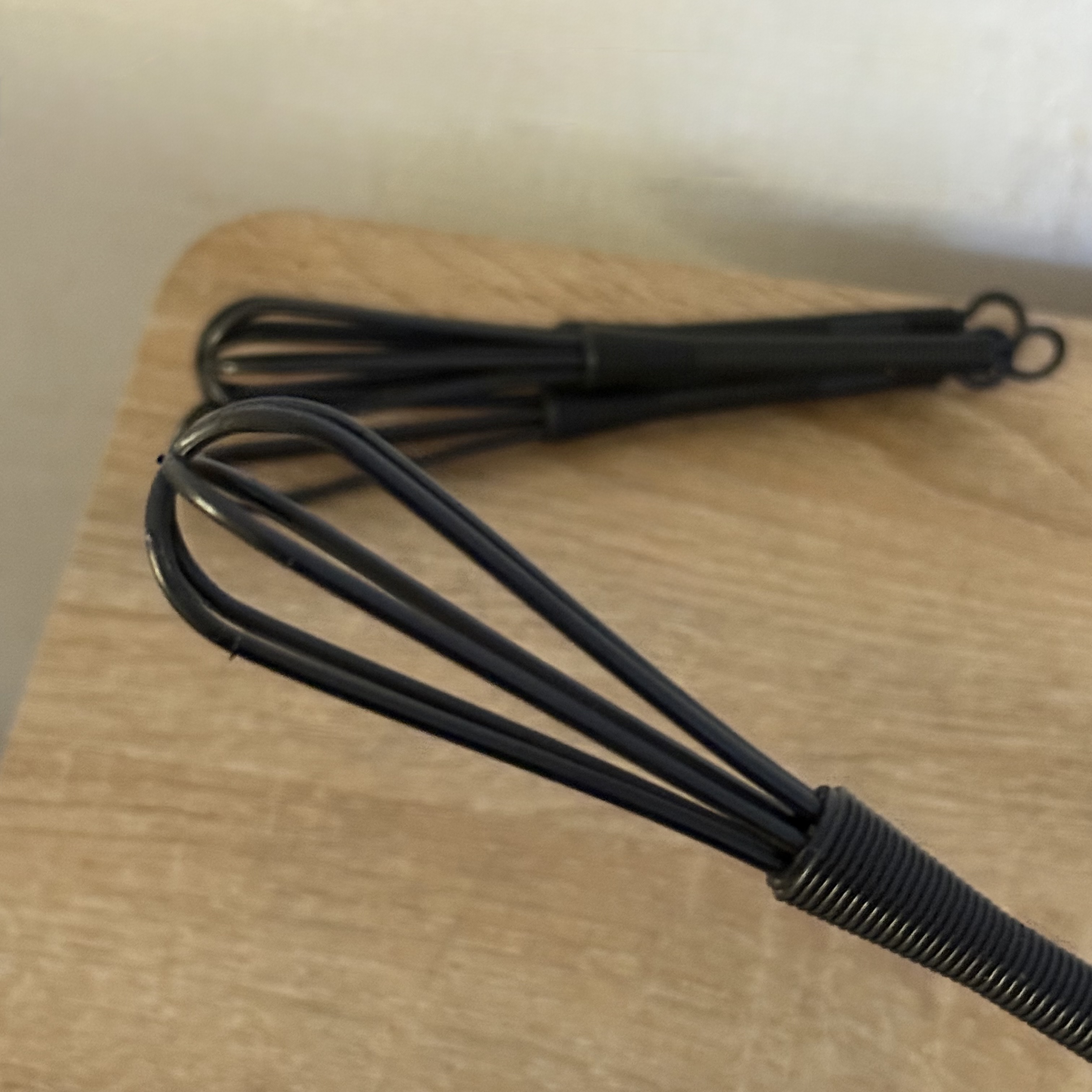 مضرب بلاستك أسود